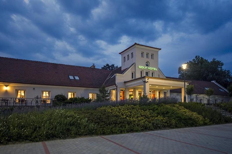 Old Lake Golf Hotel Tata Exteriér fotografie
